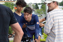 Le cycliste Mathias Guillemette entour de ses coquipiers